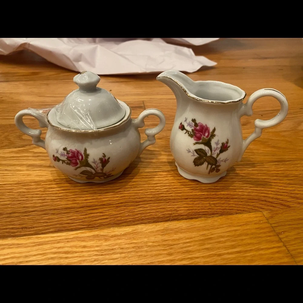 Porcelain creamer and sugar set